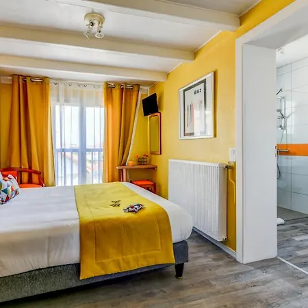 Отель Logis De France 2*